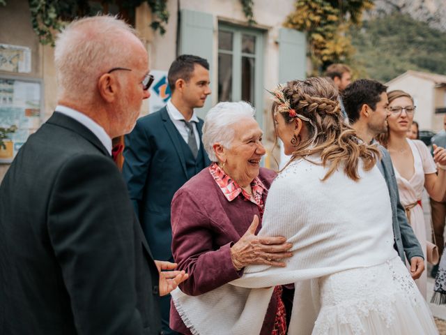 Le mariage de Maxime et Céline à Poët-Célard, Drôme 12