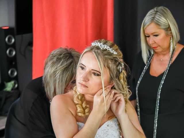 Le mariage de Fabien et Andréa à Pertuis, Vaucluse 11