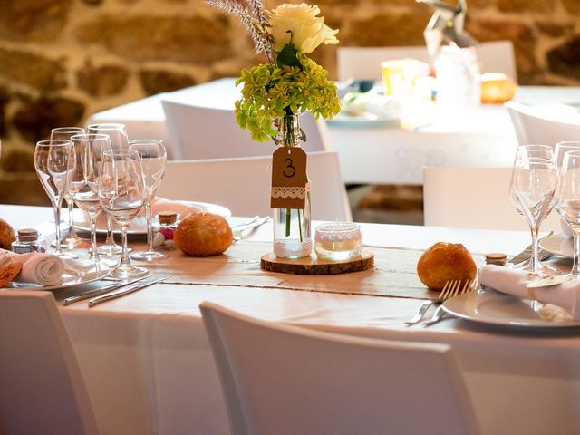 Le mariage de Julien et Anne-Sophie à Vallon-en-Sully, Allier 11