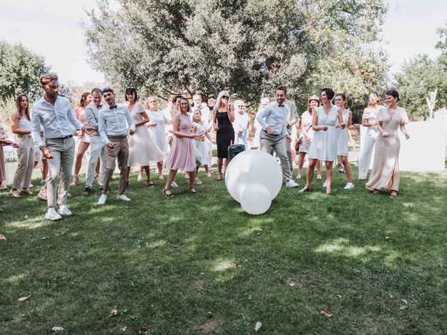 Le mariage de April et Claire à Giroussens, Tarn 11