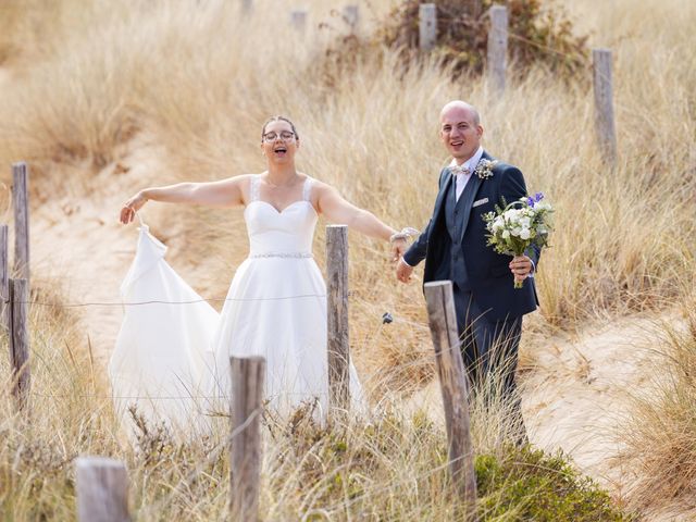 Le mariage de Guilhem et Caroline à Barneville-Carteret, Manche 12