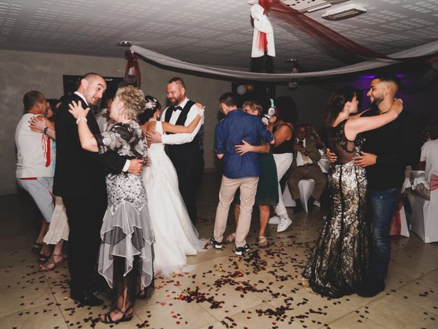 Le mariage de Chris et Amandine à Orliénas, Rhône 18