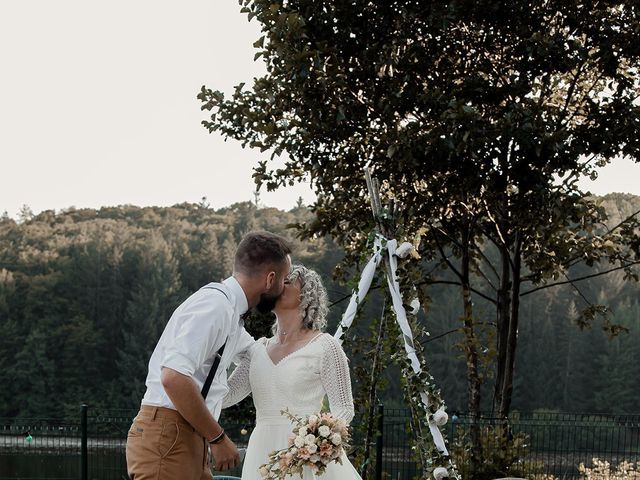 Le mariage de William et Nathalie à Condat, Cantal 15