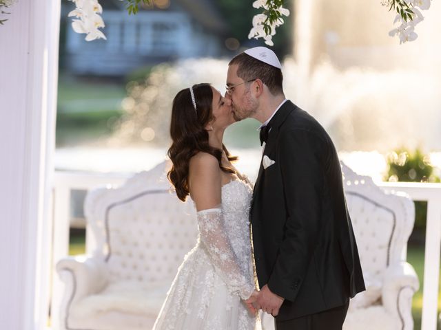Le mariage de Isaac et Magali à Paris, Paris 1