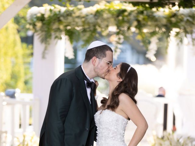 Le mariage de Isaac et Magali à Paris, Paris 4