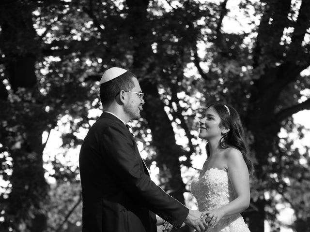 Le mariage de Isaac et Magali à Paris, Paris 8