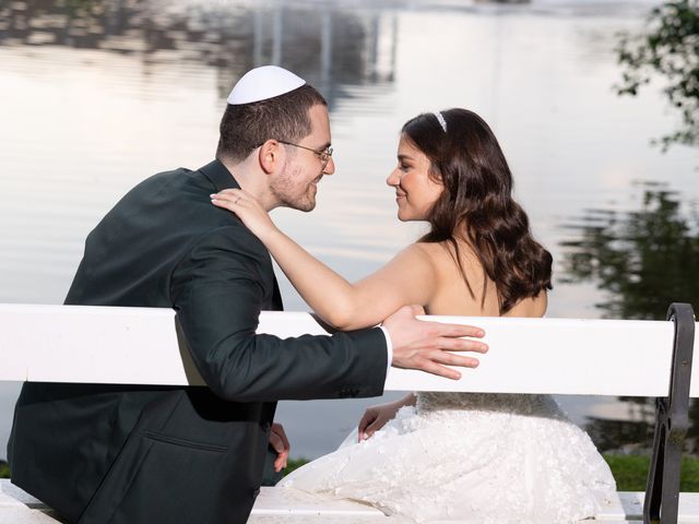 Le mariage de Isaac et Magali à Paris, Paris 10