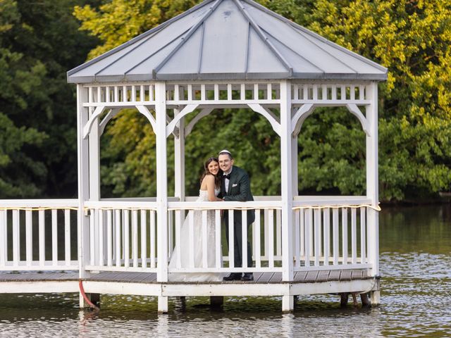 Le mariage de Isaac et Magali à Paris, Paris 11