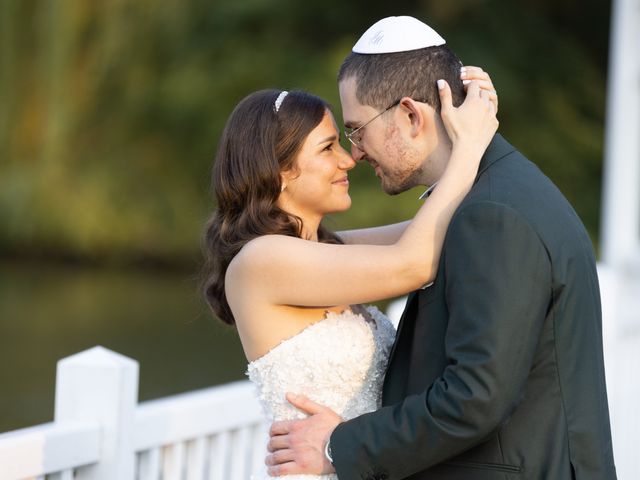 Le mariage de Isaac et Magali à Paris, Paris 12