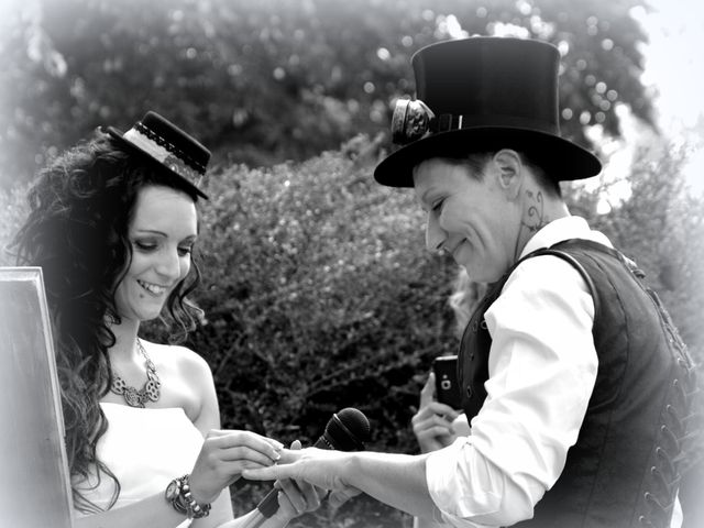 Le mariage de Emilie et Vanessa  à Boulleret, Cher 17