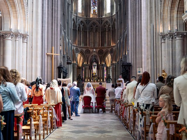 Le mariage de Yohan et Typhaine à Bayeux, Calvados 21