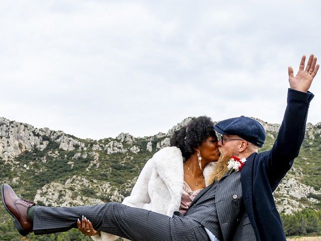 Le mariage de Théo et Karoli  à Sénas, Bouches-du-Rhône 10