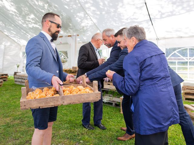 Le mariage de Damien et Emilie à Jullouville, Manche 11