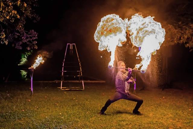 Shay - Spectacle de feu et lumières LED 1