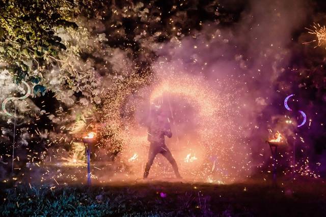 Shay - Spectacle de feu et lumières LED 3