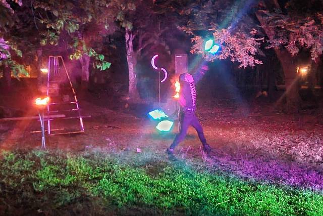 Shay - Spectacle de feu et lumières LED 4