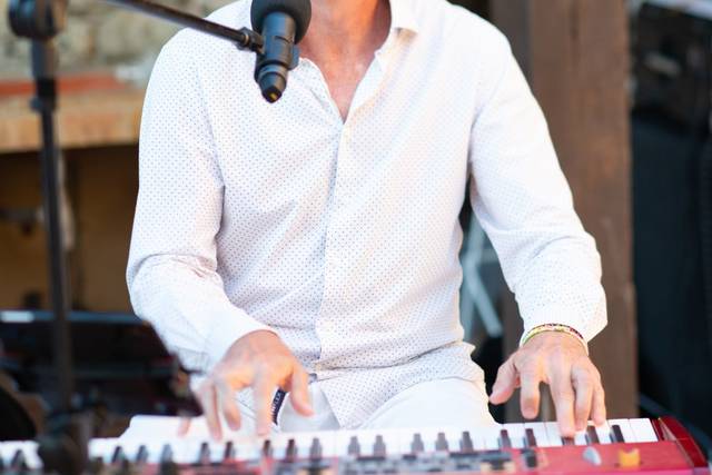 Ginger Brown - Live Music, Sax & DJ 3