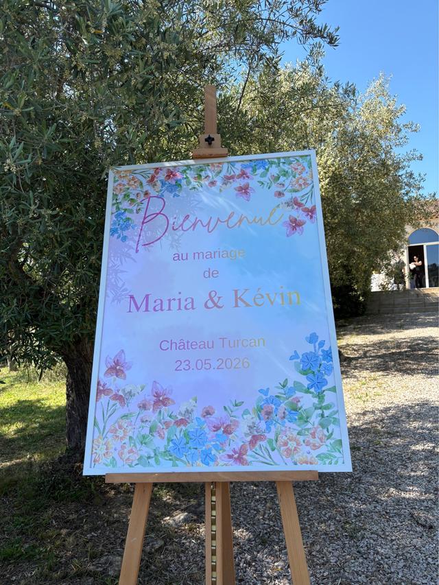 A Deux Mains Tenant - 2