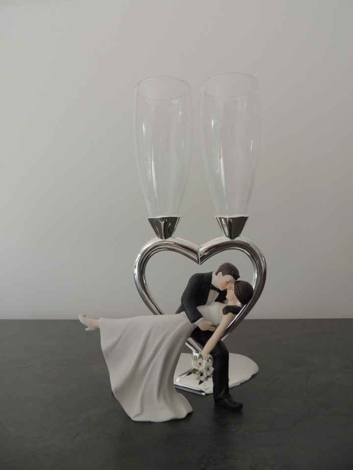 Figurine mariées et coupes à champagne