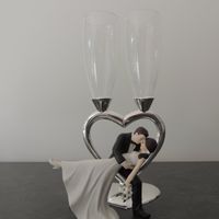 Figurine mariées et coupes à champagne
