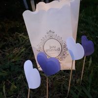 nous avons fais une allée entière de pics en coeurs et de bougeoirs papier