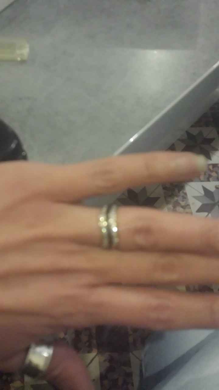 Qui porte une bague de fiançailles ? - 1