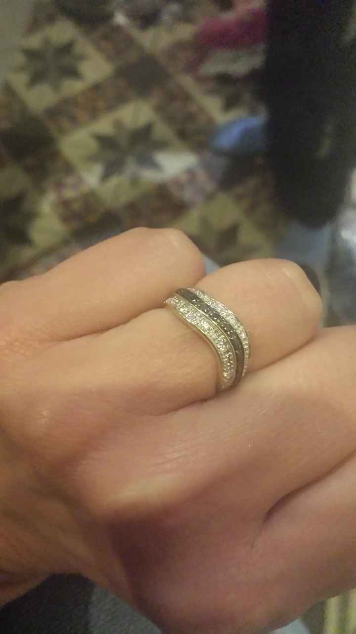 Qui porte une bague de fiançailles ? - 2
