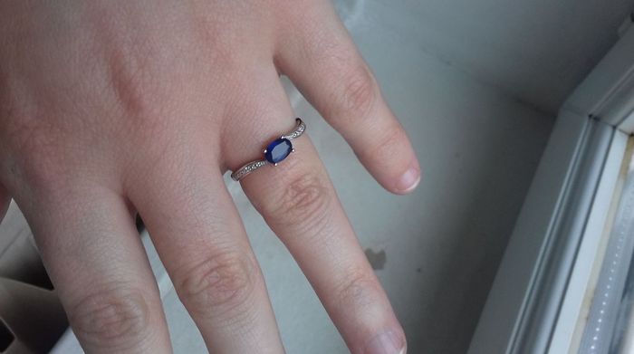 Ma bague de fiançailles en or blanc, éclats de diamants et son joli saphir 