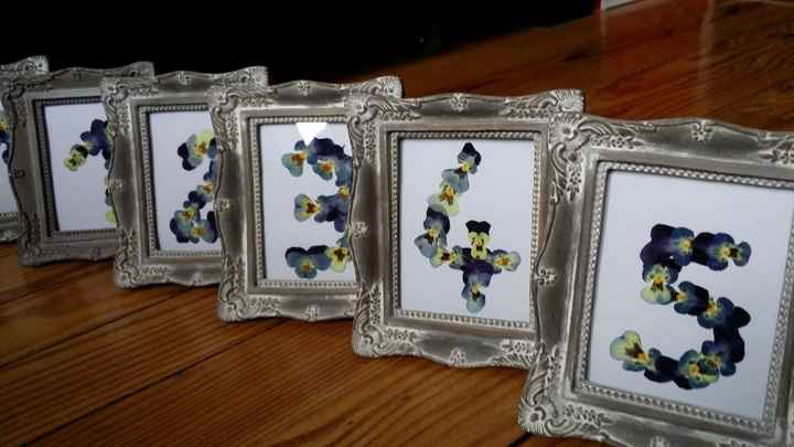 numéro de table en fleurs séchées  (pensées)