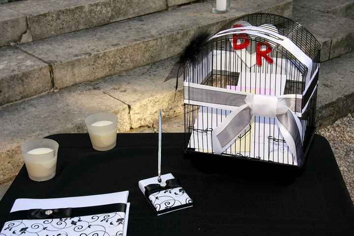 re table avec urne et livre d'or