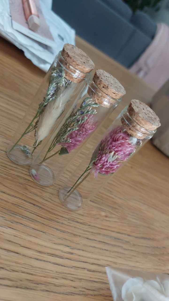 Je viens de confectionner les cadeaux pour les invités sur le thème champêtre il manque sur les phot