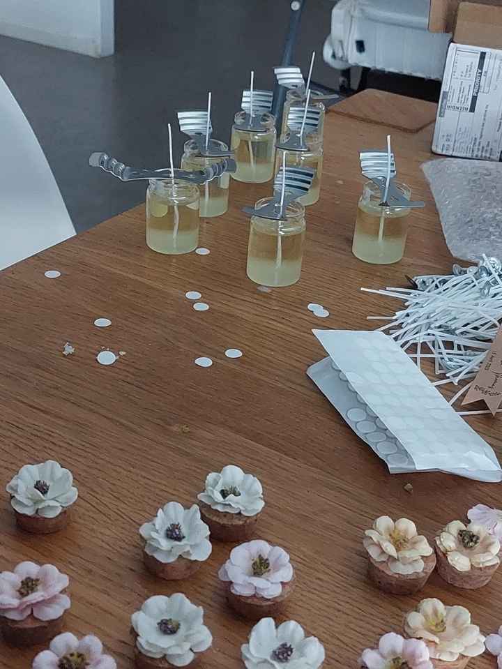 Voici les cadeaux pour mes invités tous fait main il manque les dragées j'ai pas reçu les contenants
