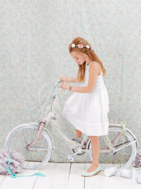 Fille : Robe plus légère + ceinture jaune avec un gros derrière