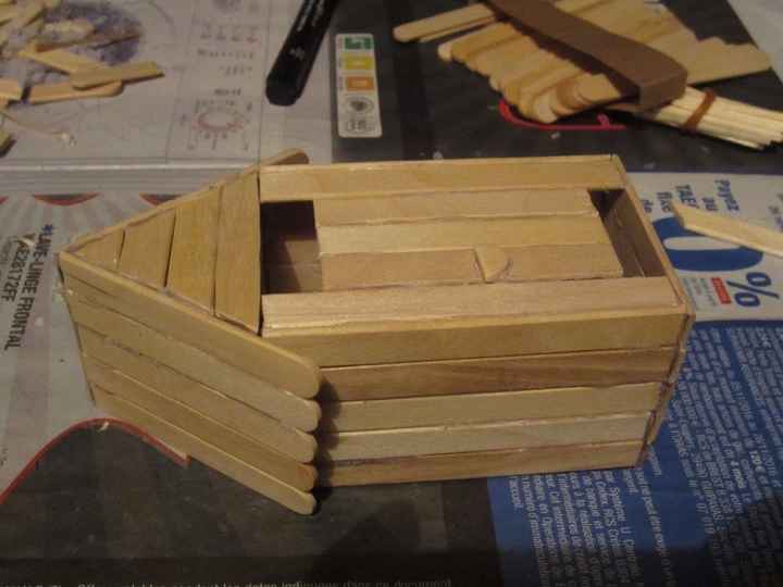 Fixer le toit et les lattes