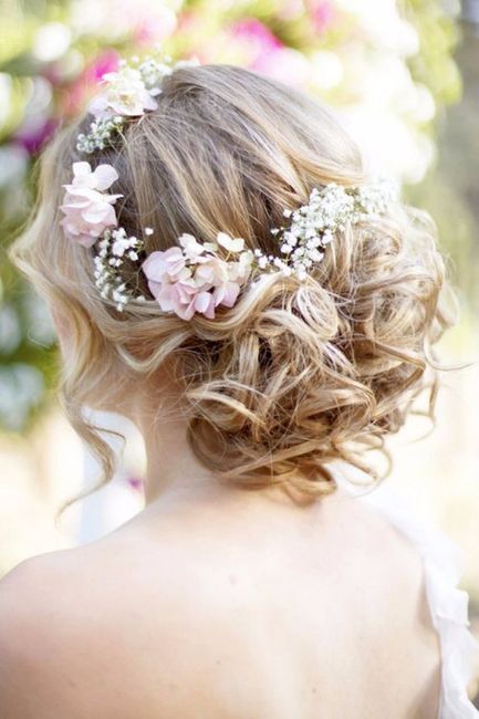 Une coiffure simple mais fleurie