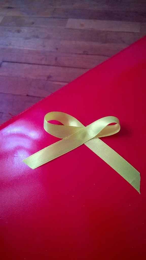 Petit noeud vert pour mettre à la boutonnière des invités 