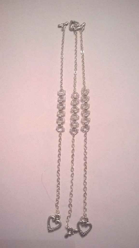 cela peut être le bracelet de la demoiselle d'honneur car c'est le plus clair et la DH a 18ans