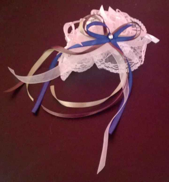 voici ma jarretière. je l'ai eue sur a little Market. Elle l'a faite a mes couleurs