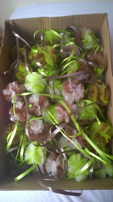 carton de pompons.... toute ma deco pour les voitures invités 