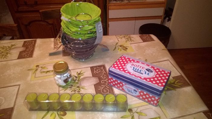 boite à sucre pour petits messsages, panières à dragées pour les tables, bougies, contenants pour le