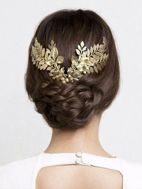 2) Chignon ornementé