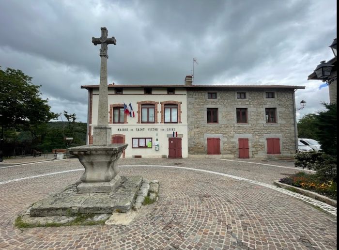 Entrée et sortie de la mairie. - 1