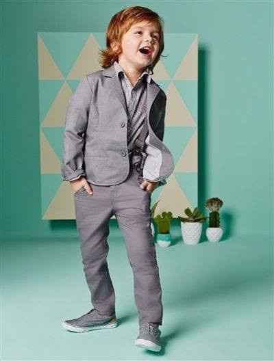 Costume gris, il aura une chemise blanche