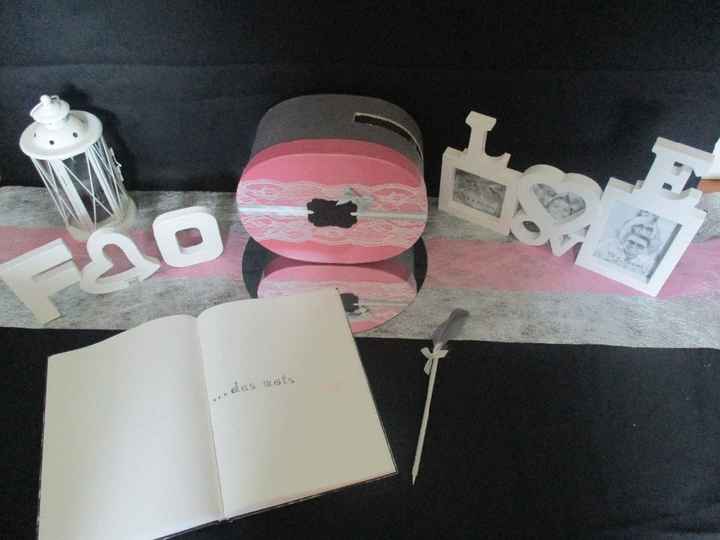 Table urne et livre d'or