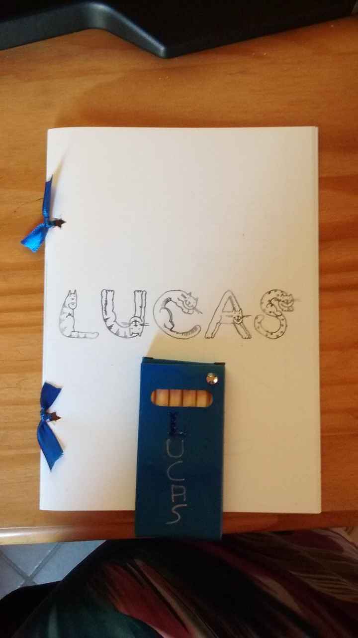 livret coloriage et crayons