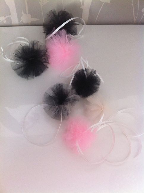 POMPONS