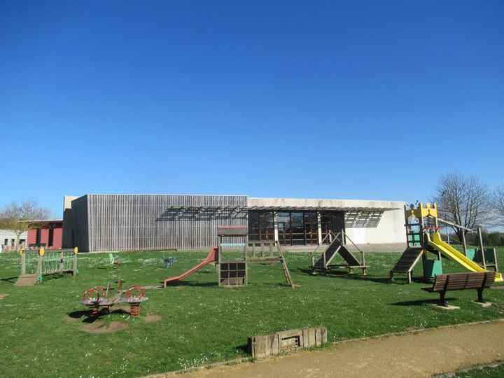 Extérieur de la salle avec parc
