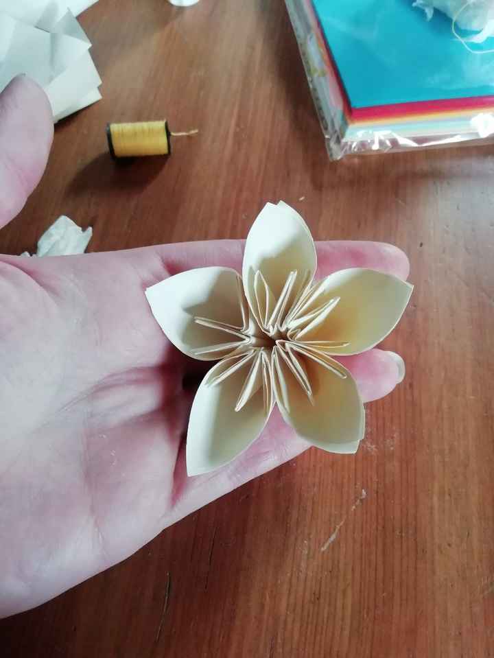 Decoration avec fleur en papier - 1