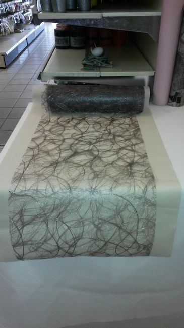 Nappe blanche et chemins de table beige et taupe