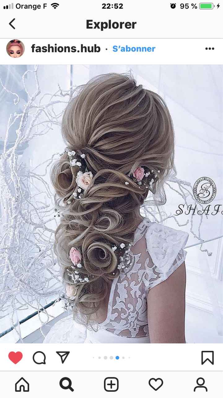 Fleures fraîches sur les cheveux - 1